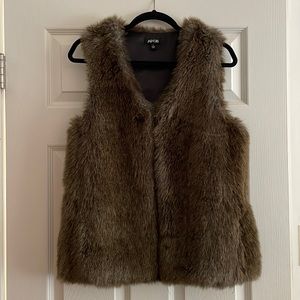 APT9 Faux fur vest